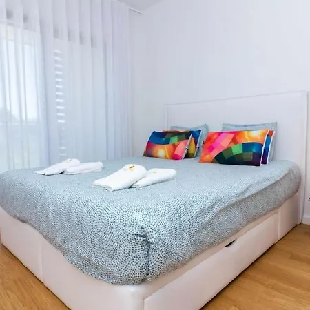 D - Luxurious & Playground & Garage Apartment *